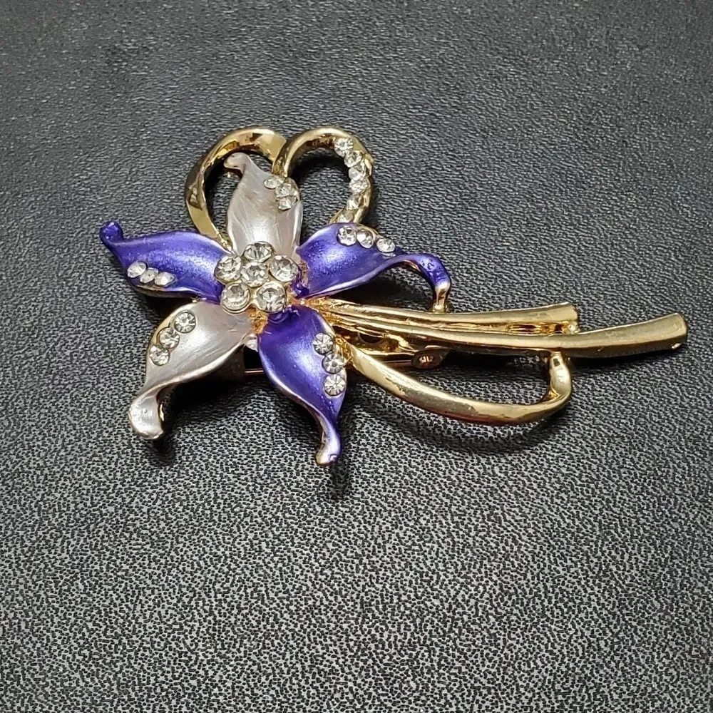 Gold tone blue and white flower brooch